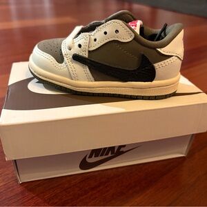 Jordan Kids Travis Scott olive low Nike sneakers size 5c